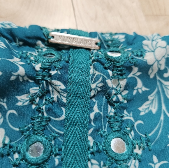 Sleeveless blouse with Adjustable Straps And Decorative mirrors - Picture 7 of 11